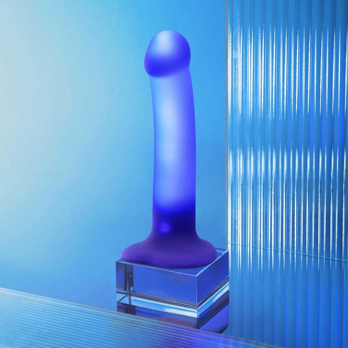 4-Dildo realistyczne LED fioletowe Straponme 18 cm M-4