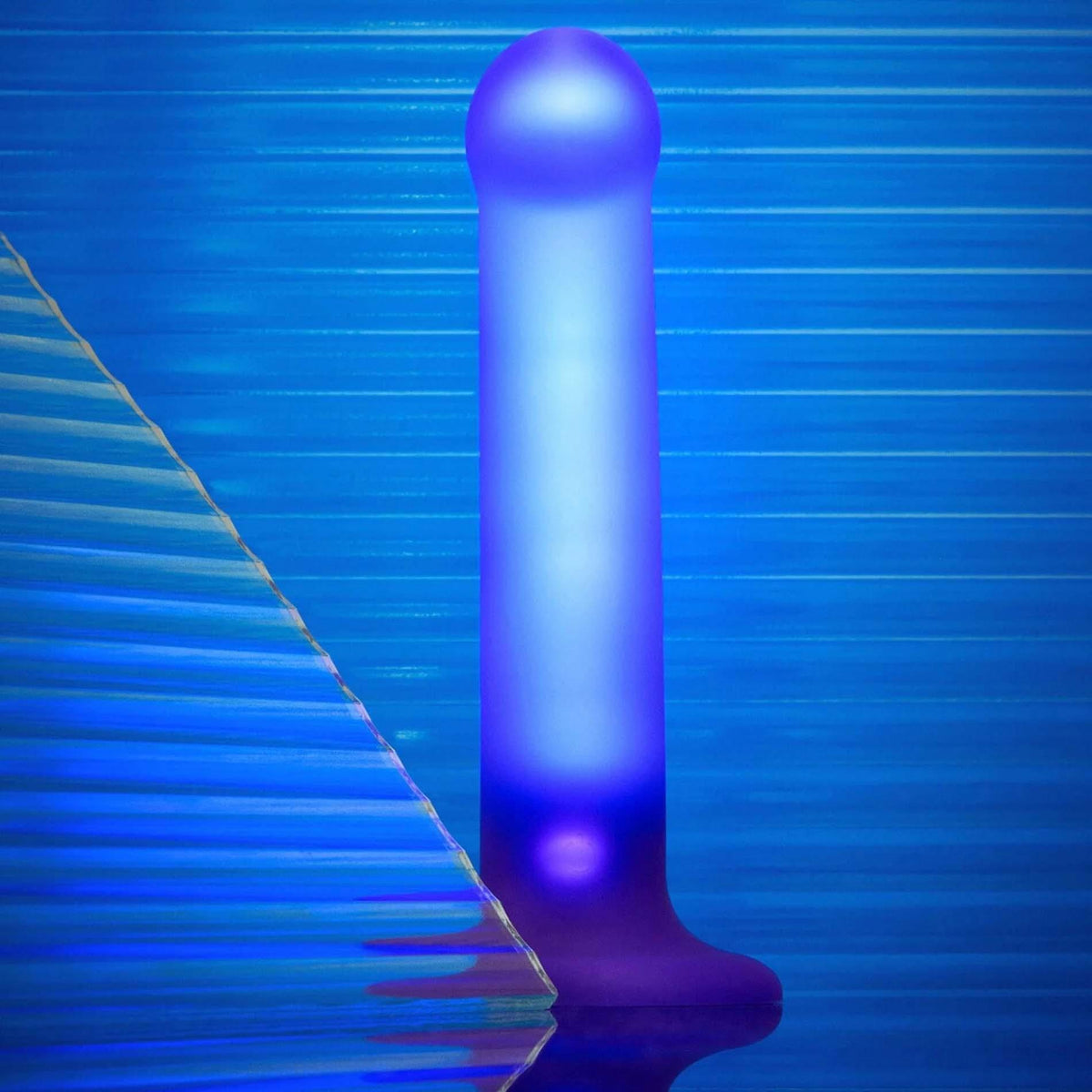 8-Dildo realistyczne LED fioletowe Straponme 18 cm M-8