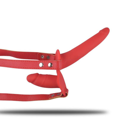 4-Podwójny strap-on koloru czerwonego na szelkach-4